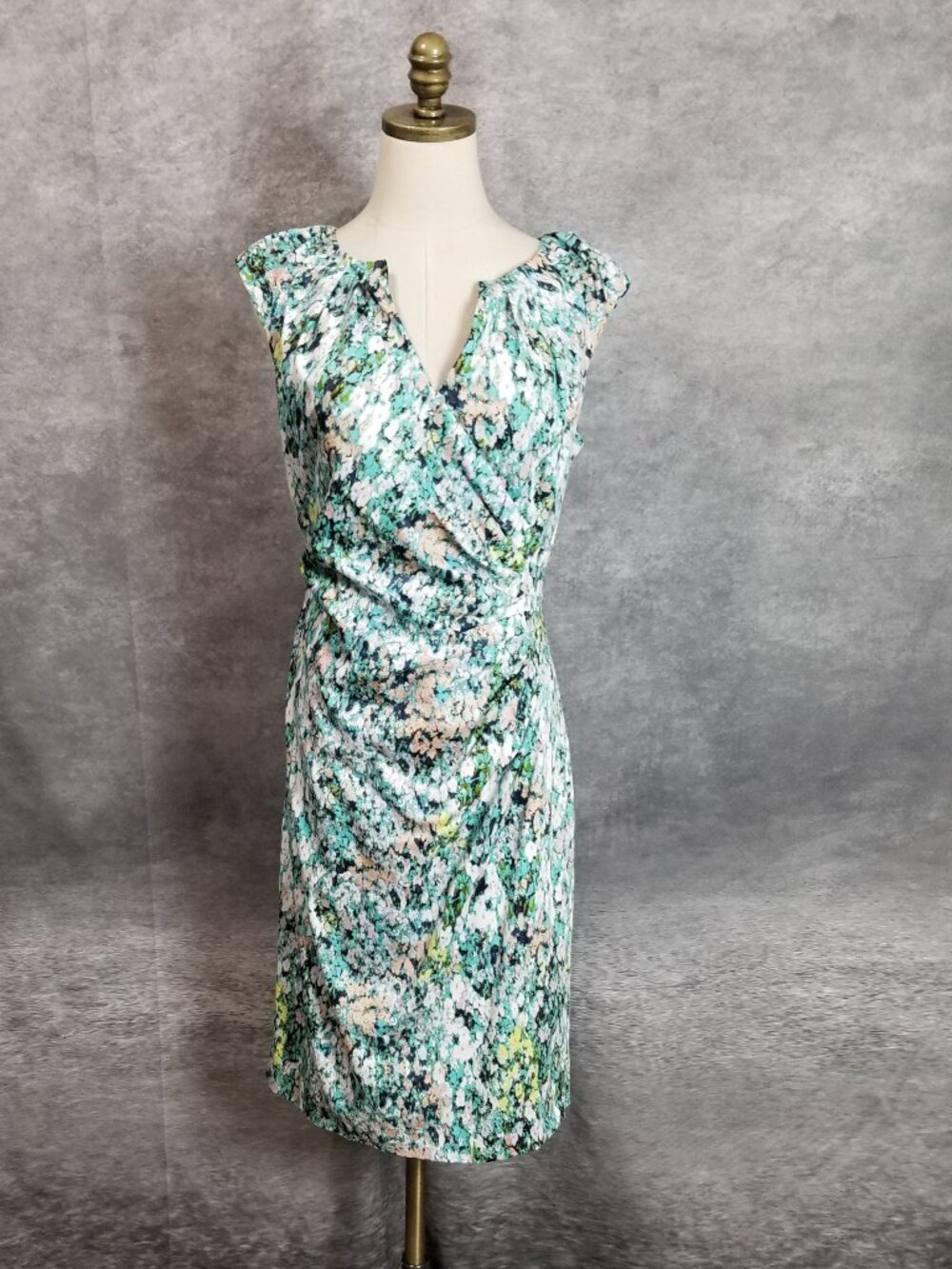 Adrianna Papell Sleeveless Sheath Dress Size 8 Multicolor Ruched Waist V-Neck